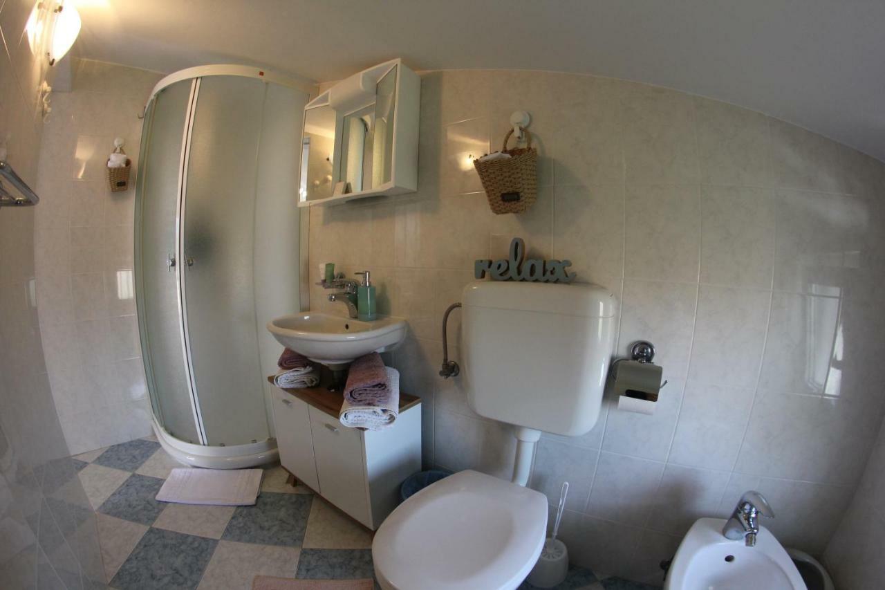 Room&Apartment Doris Lovrečica Buitenkant foto