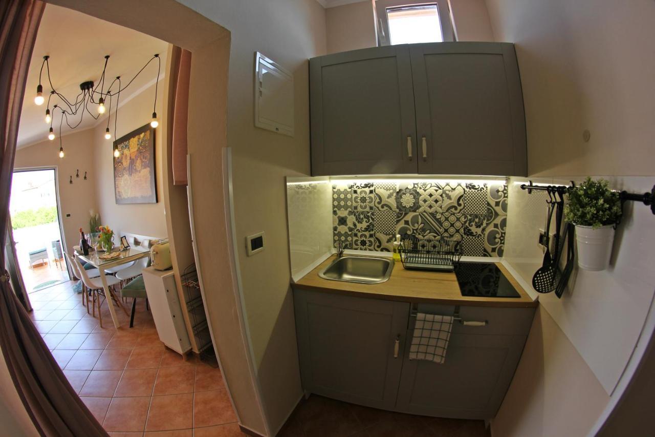 Room&Apartment Doris Lovrečica Buitenkant foto
