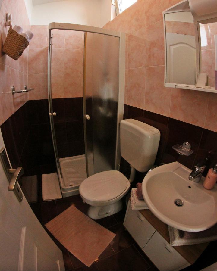 Room&Apartment Doris Lovrečica Buitenkant foto